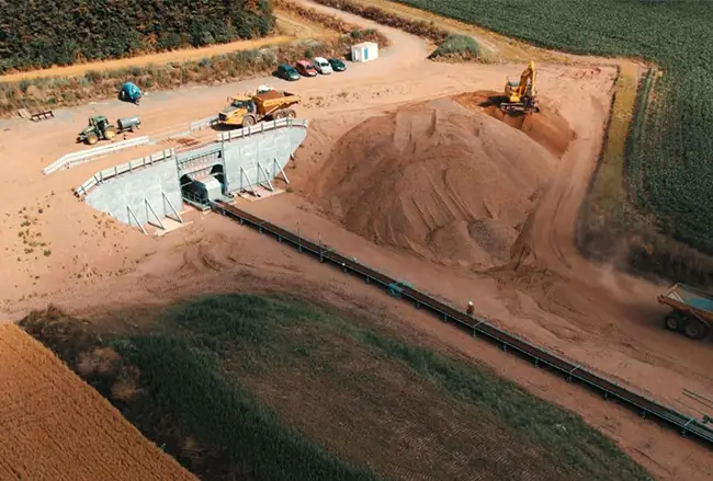 Mobile shiploader, mobile stacker, grasshopper